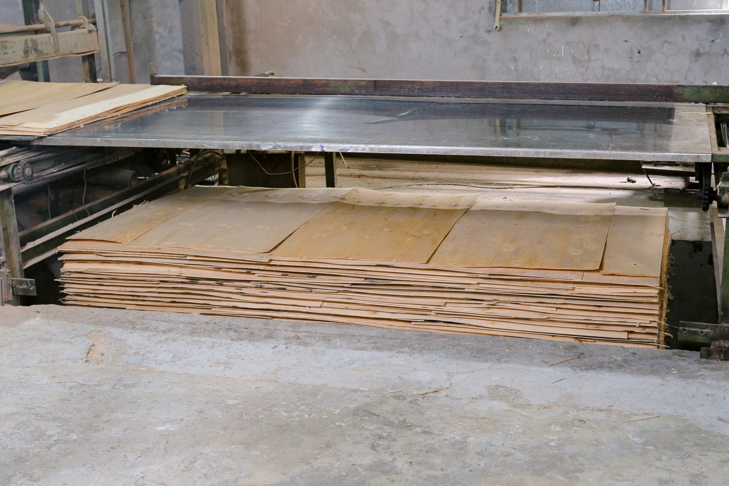 Finished birch plywood panels stacked for export at Kosmex Vietnam — available in B/BB and BB/BB grades for shelving applications
